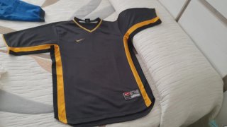Camiseta negra vintage con detalles amarillos