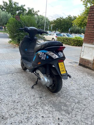 Piaggio Zip 49cc Scooter Negra y Azul  Con ITV