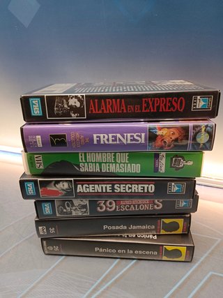 7 cintas VHS, del maestro del suspense Alfred Hitchcock