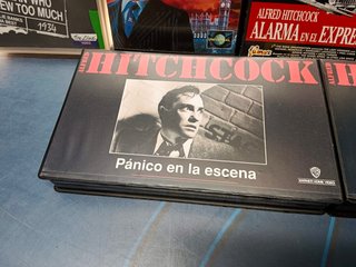 7 cintas VHS, del maestro del suspense Alfred Hitchcock