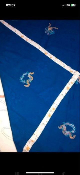 Tovaglia blu ricamata a mano