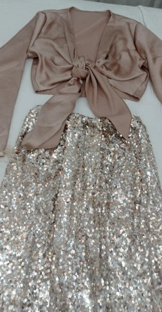 Conjunto champán satinado y lentejuelas