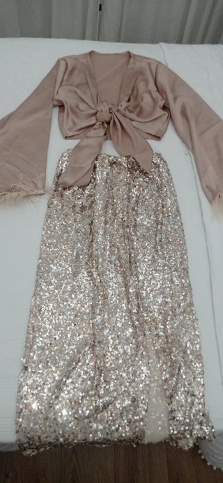 Conjunto champán satinado y lentejuelas