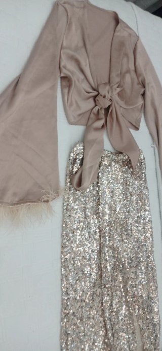 Conjunto champán satinado y lentejuelas
