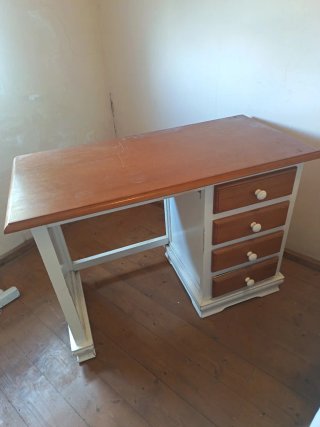 Escritorio madera y blanco