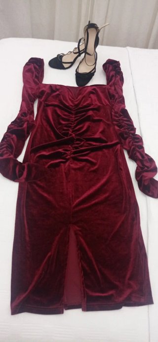 Vestido Terciopelo Rojo y Sandalias Negras