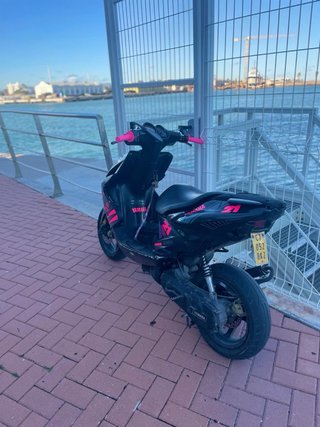 Yamaha Aerox Scooter Negra y Rosa