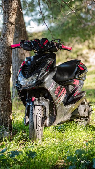 Yamaha Aerox Scooter Negra y Rosa