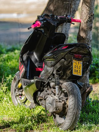 Yamaha Aerox Scooter Negra y Rosa