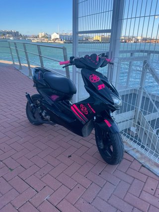 Yamaha Aerox Scooter Negra y Rosa