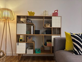 Estantería modular de madera y blanco