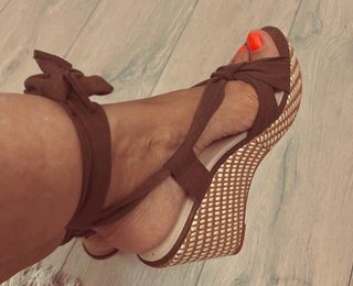 Sandalias de Cuñas Bimba y Lola Marrones