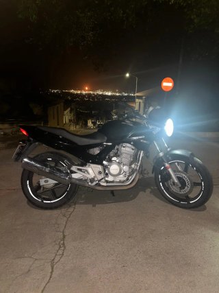 Honda CBF 250 Naked Negra