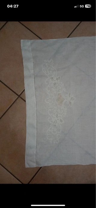 Asciugamano vintage mistolino ricamato a mano
