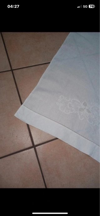 Asciugamano vintage mistolino ricamato a mano