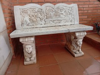 Banco de piedra tallada