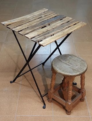 Tavolo pieghevole in legno, design in ferro, lampada e panca
