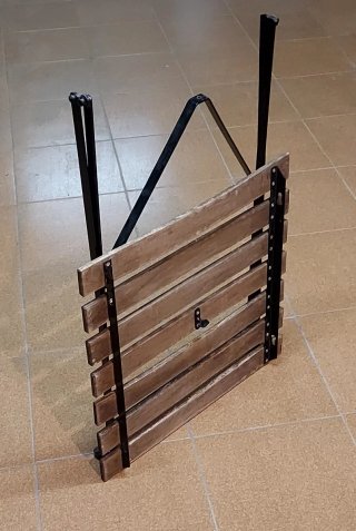 Tavolo pieghevole in legno, design in ferro, lampada e panca