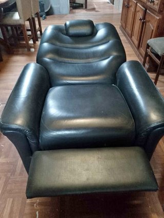 Sillón reclinable de cuero negro
