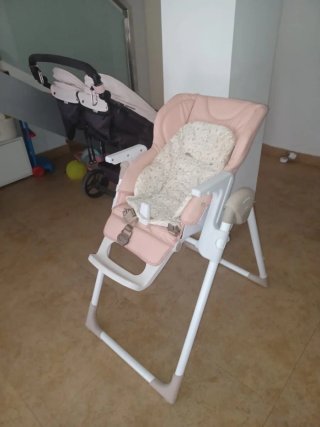 Trona de bebé rosa y blanca