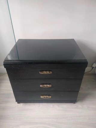 Mesa auxiliar negra con tapa de cristal