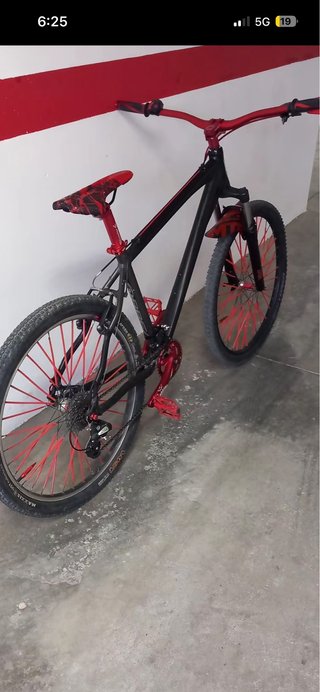Bicicleta Montaña Negra y Roja