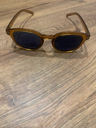 Gafas de sol marrones y azules