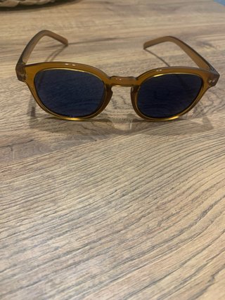 Gafas de sol marrones y azules