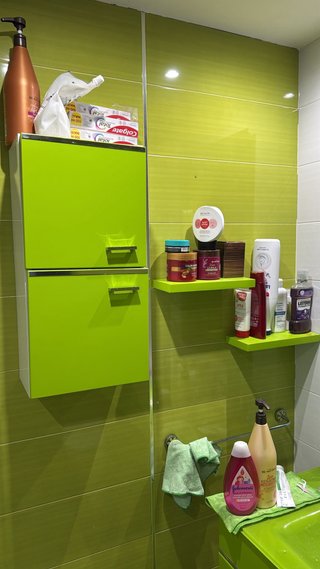 Mueble de baño verde y blanco