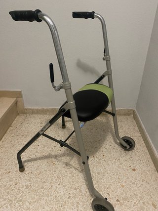 Andador con asiento y ruedas