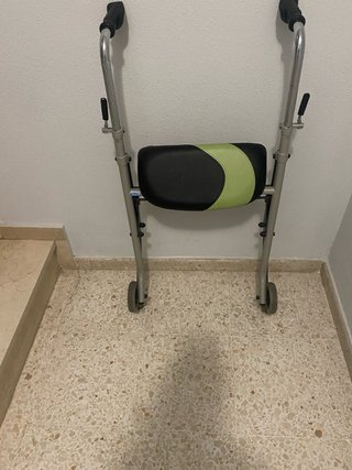 Andador con asiento y ruedas