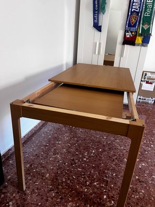 Mesa de comedor de madera