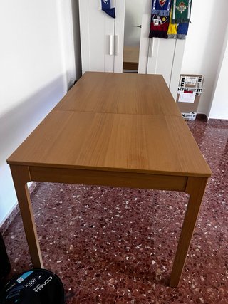 Mesa de comedor de madera