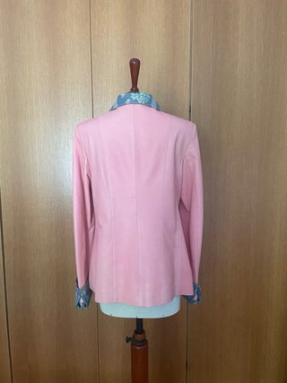 Americana de piel rosa con estampado