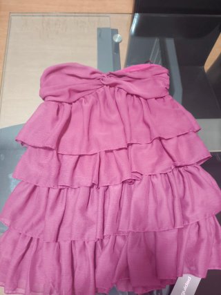 Vestido rosa strapless con volantes