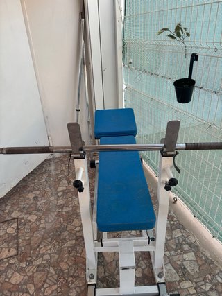 Banco de pesas y barras para ejercicio