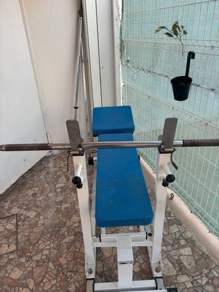 Banco de pesas y barras para ejercicio