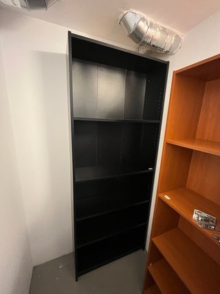 Estantería negra montada