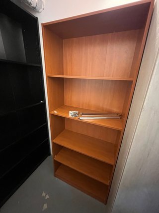 Estantería de madera montada