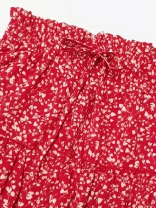 Falda floral con cordones y volantes