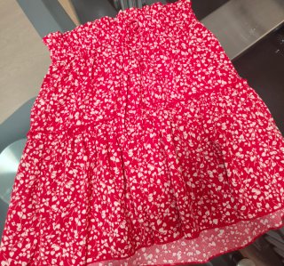 Falda floral con cordones y volantes