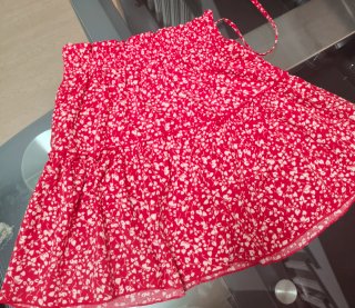 Falda floral con cordones y volantes