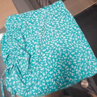Falda floral con cordones y volantes