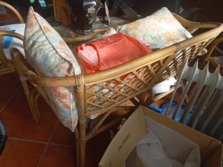 Sofá de mimbre , se vende sin la ropa que tiene jj
