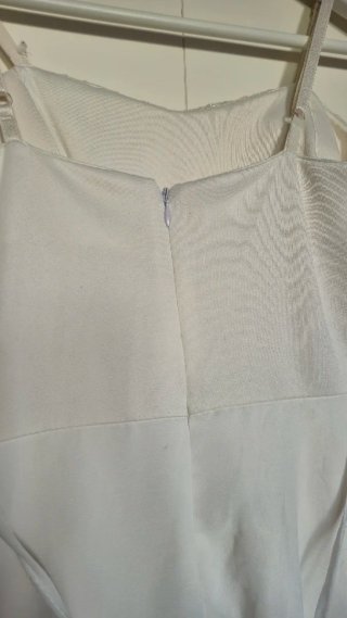 Vestido corto blanco de encaje y gasa