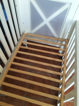 Cuna de bebé de madera abatible