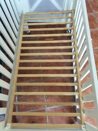 Cuna de bebé de madera abatible