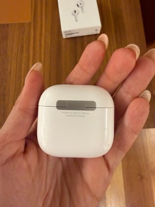Airpods 4 Apple Bianchi active noise cancellation