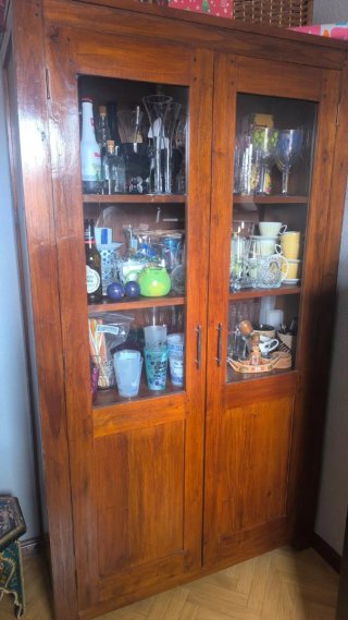 Vitrina de madera Teca con puertas de cristal