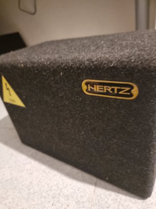 Subwoofer de la marca Hertz.